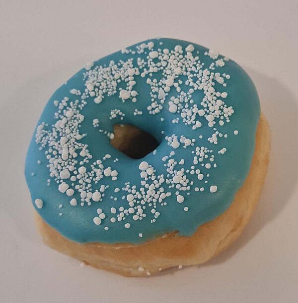 Blauwe bes met suikerhagel Donuts